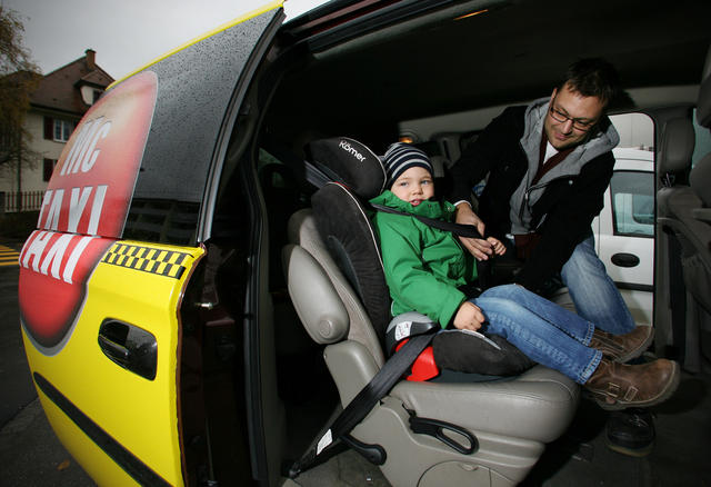 Такси минивэн с детскими креслами в аэропорт